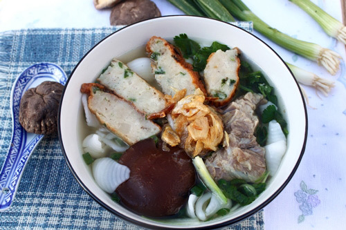 Cách nấu món súp nui gạo và chả cá