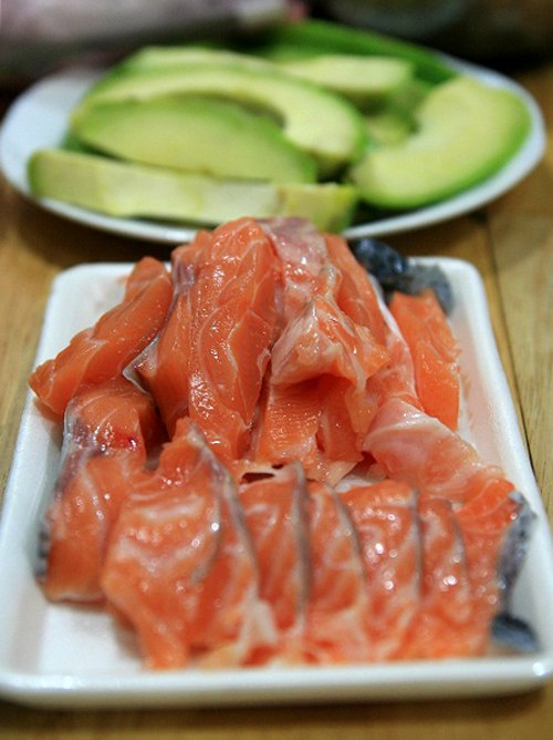 Cách làm Sushi cá hồi trứng tôm