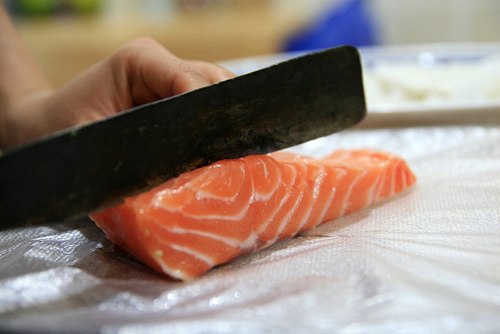 Cách làm sushi cá hồi trứng tôm 1