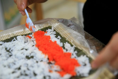 Cách làm sushi cá hồi trứng tôm 2
