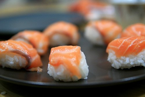 Cách làm sushi cá hồi trứng tôm 5