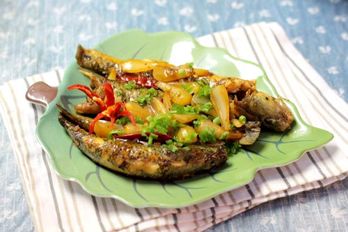 Cách làm món cá bống kho củ kiệu với ớt khô